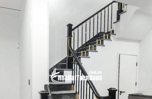 Chính chủ cho thuê Nhà hàng, VP, KD,vỉa hè, 93m2- 4T, Chùa Láng_30 Tr